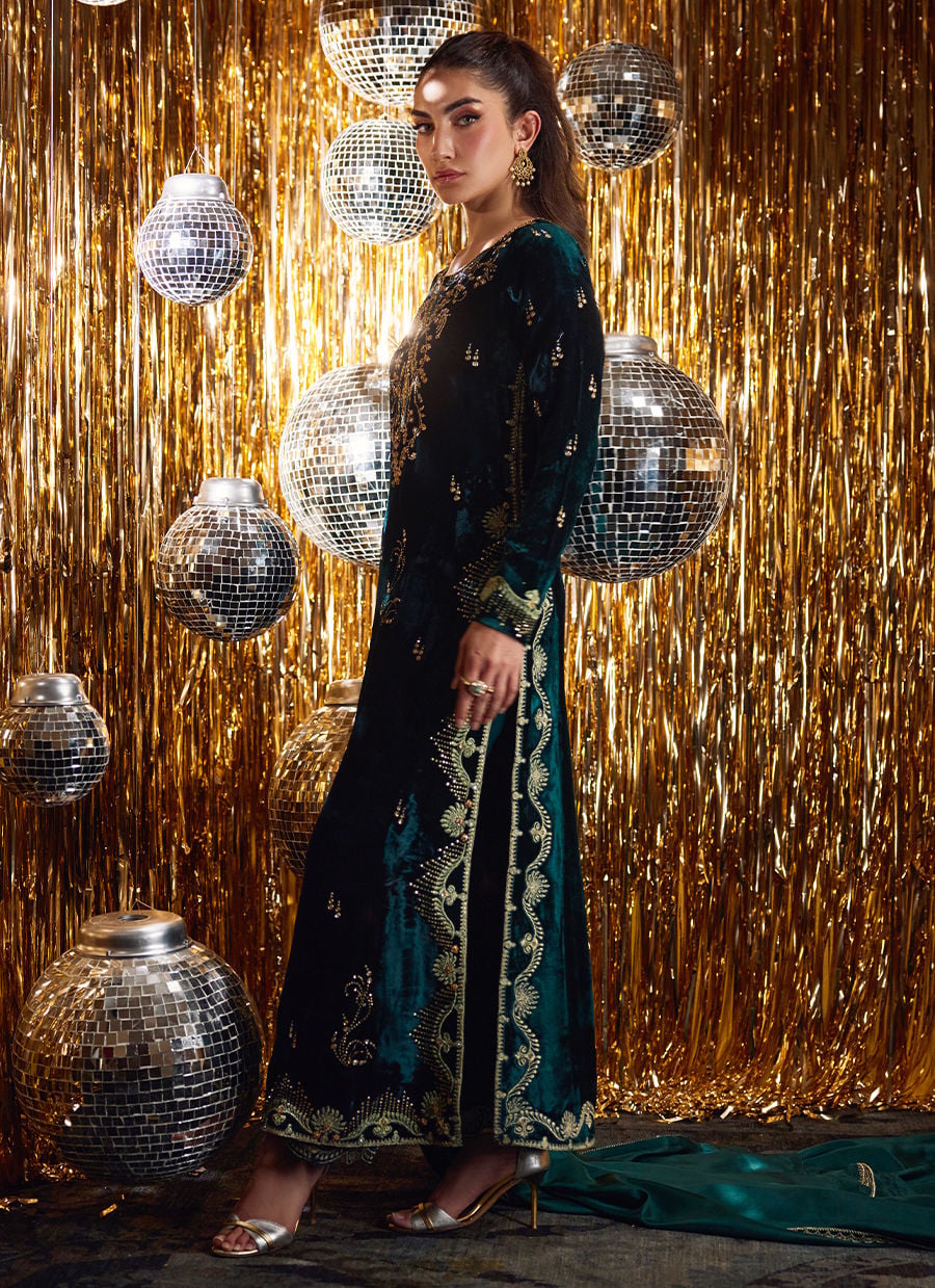 Farah Talib Aziz | Velvet Fete 4 | Gleen Forest Green Velvet Shirt And Dupatta