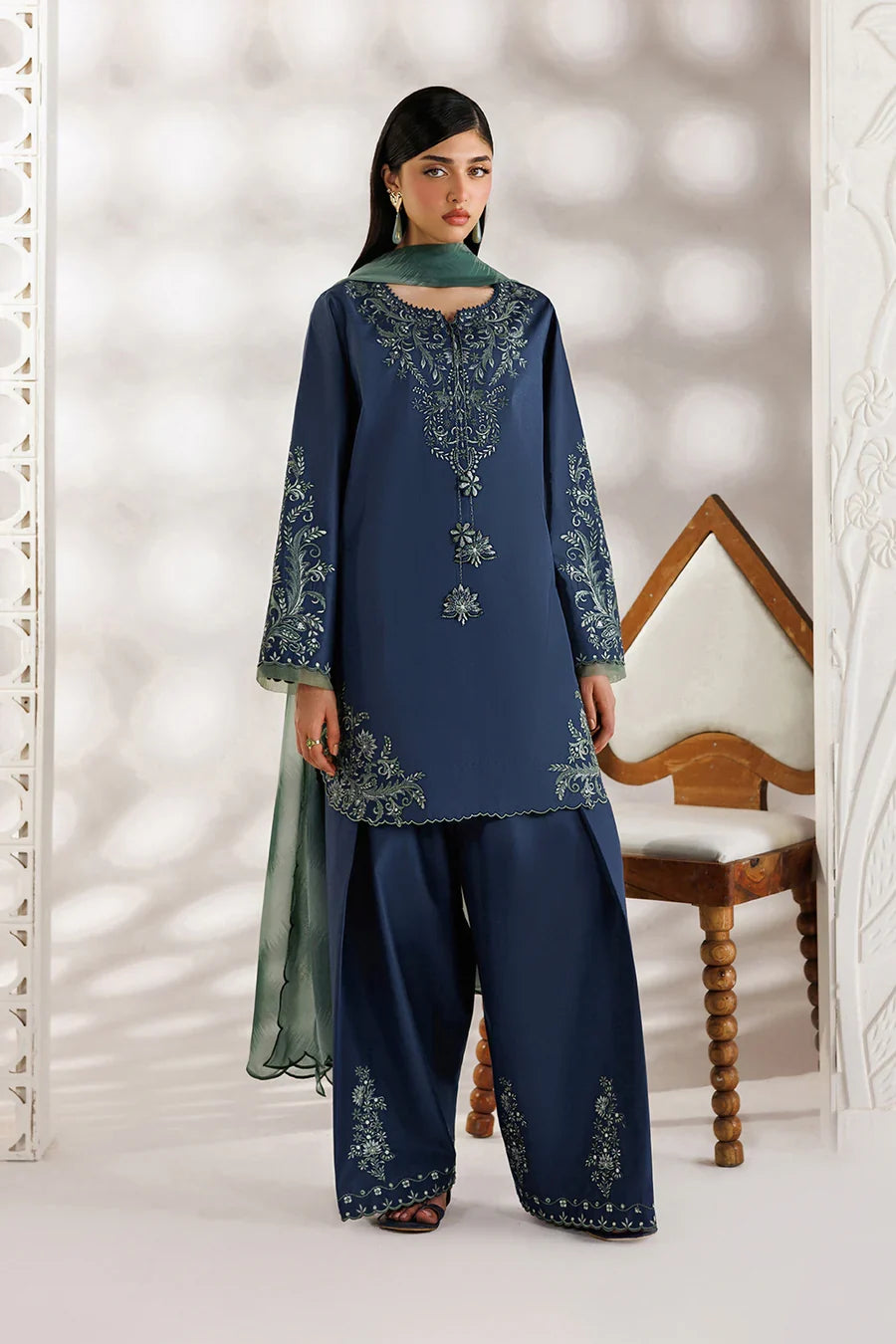Iznik | The Lawn Edit | UE-685 Embroidered Lawn