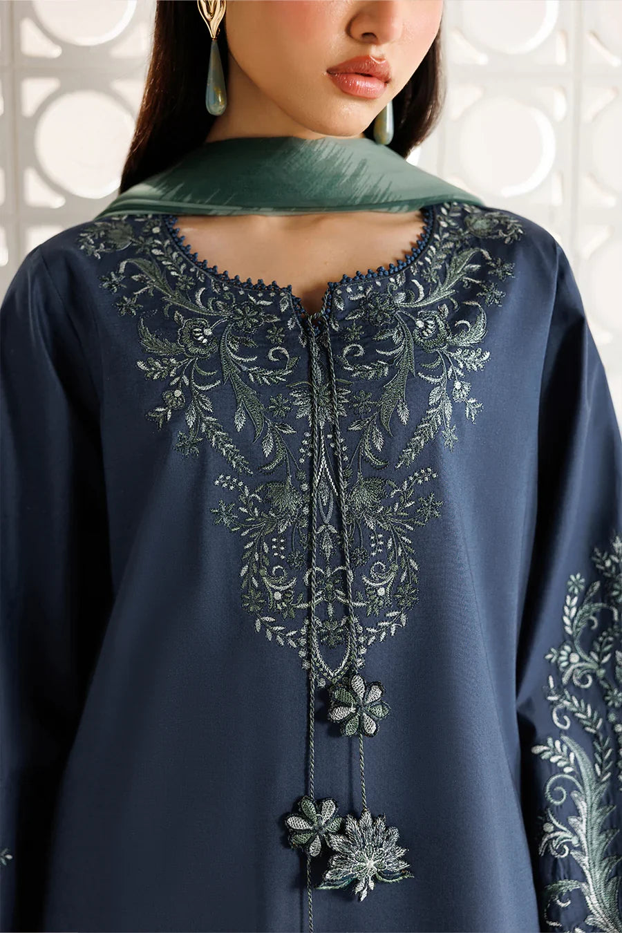 Iznik | The Lawn Edit | UE-685 Embroidered Lawn