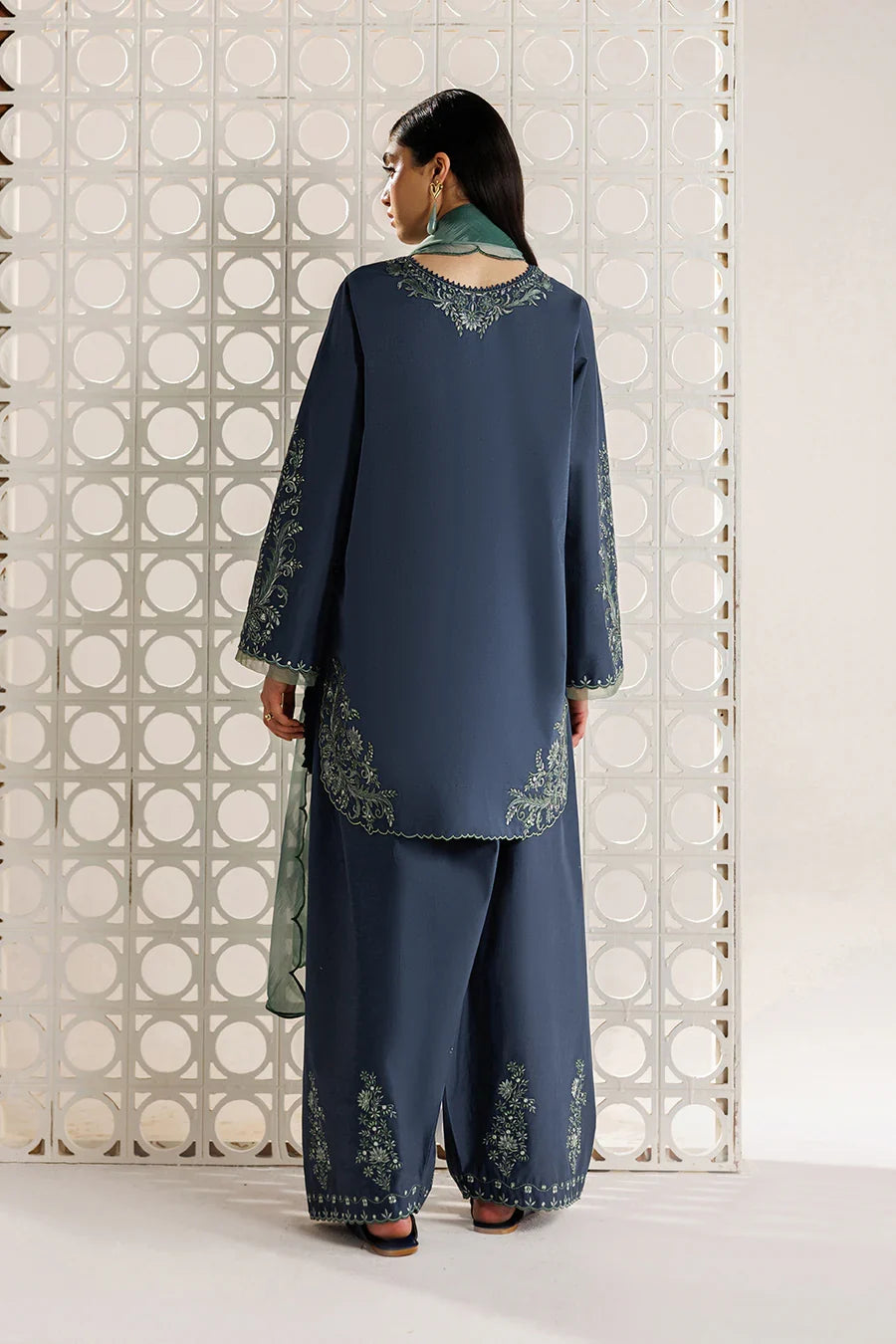 Iznik | The Lawn Edit | UE-685 Embroidered Lawn