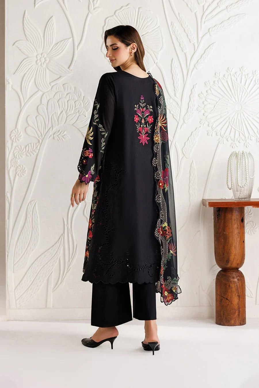 Iznik | The Lawn Edit | UE-681 Embroidered Lawn
