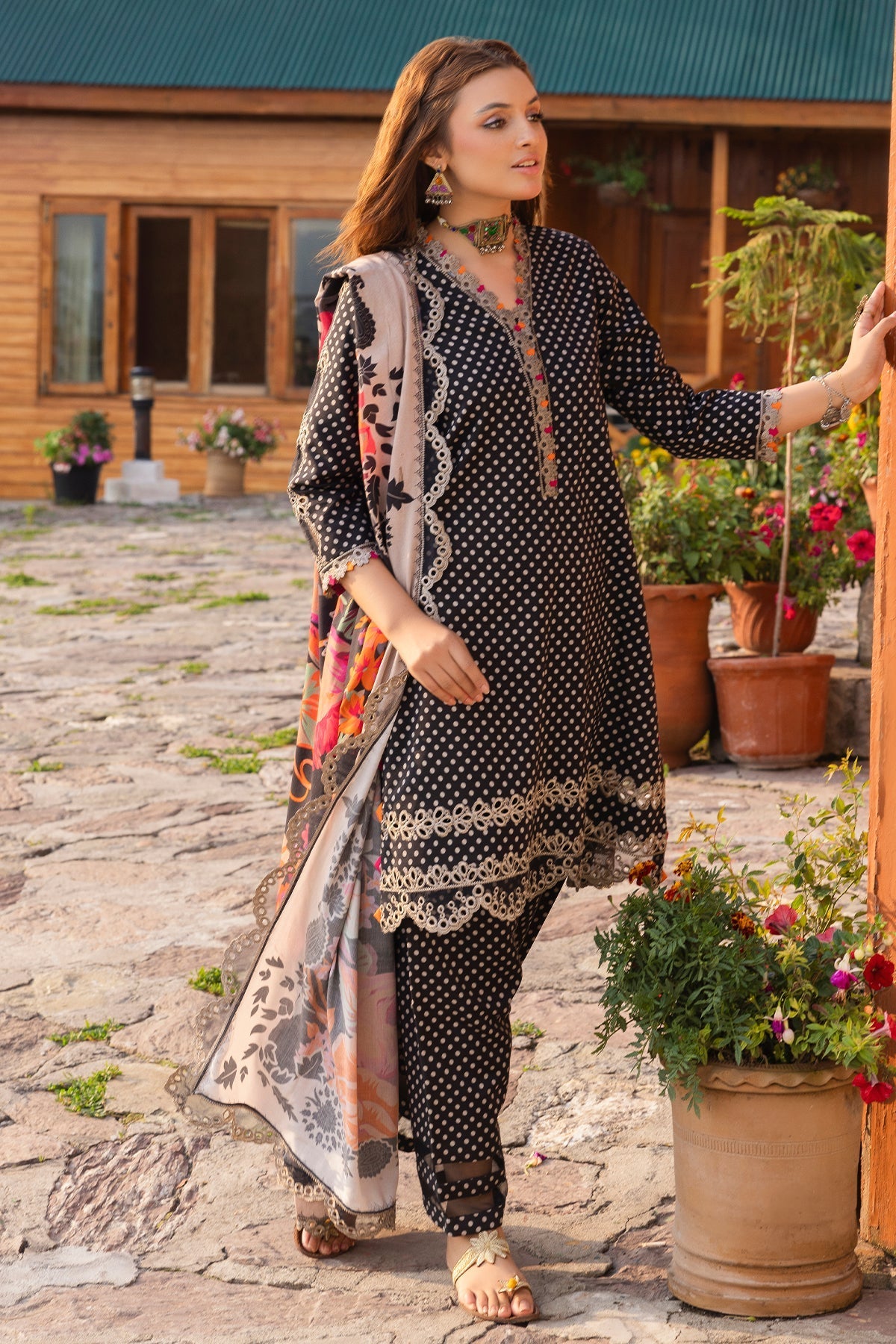 Charizma | Aniiq Embroidered Collection | STAPLE SHAWL ANW4-01
