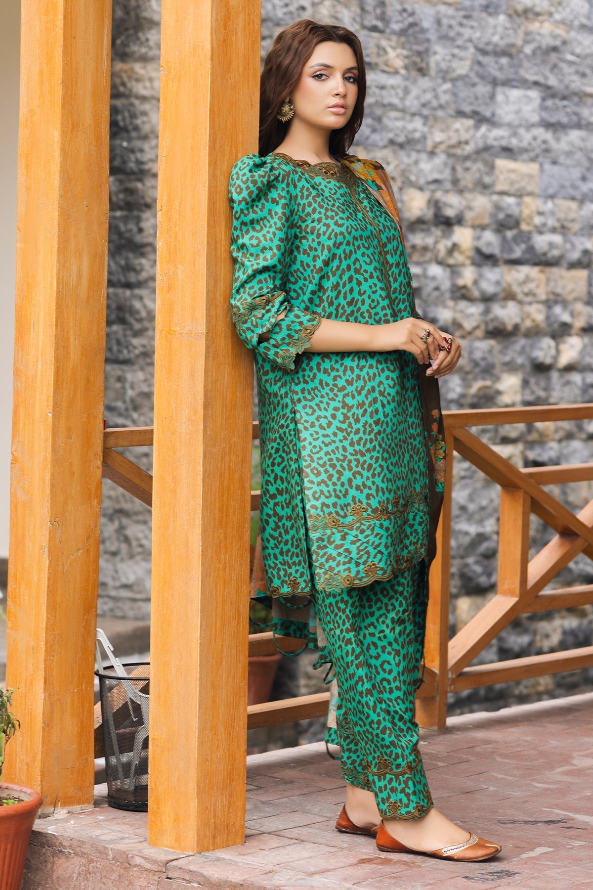 Charizma | Aniiq Embroidered Collection | STAPLE SHAWL ANW4-05