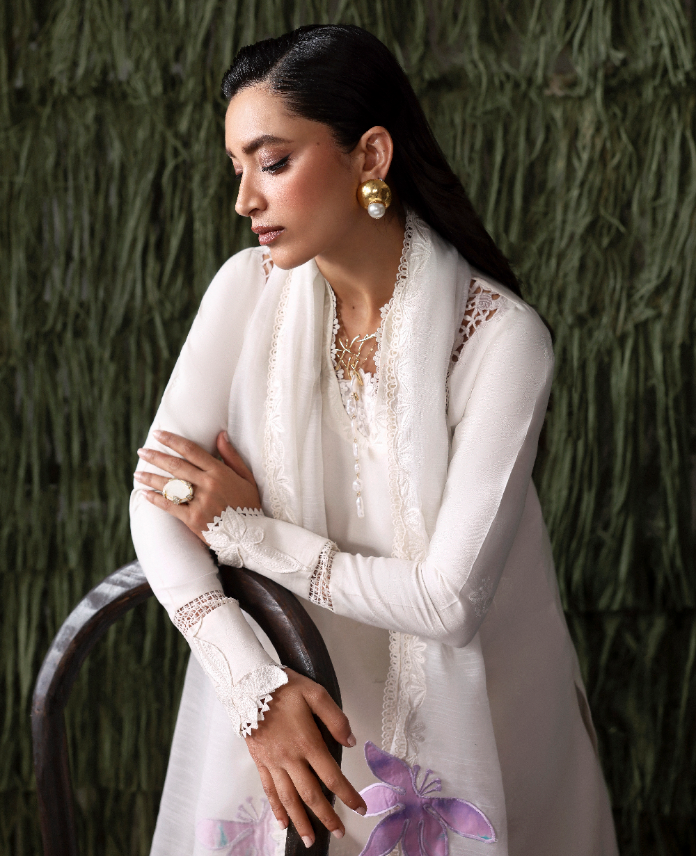 Republic Womenswear | Basics Pret | White Swan