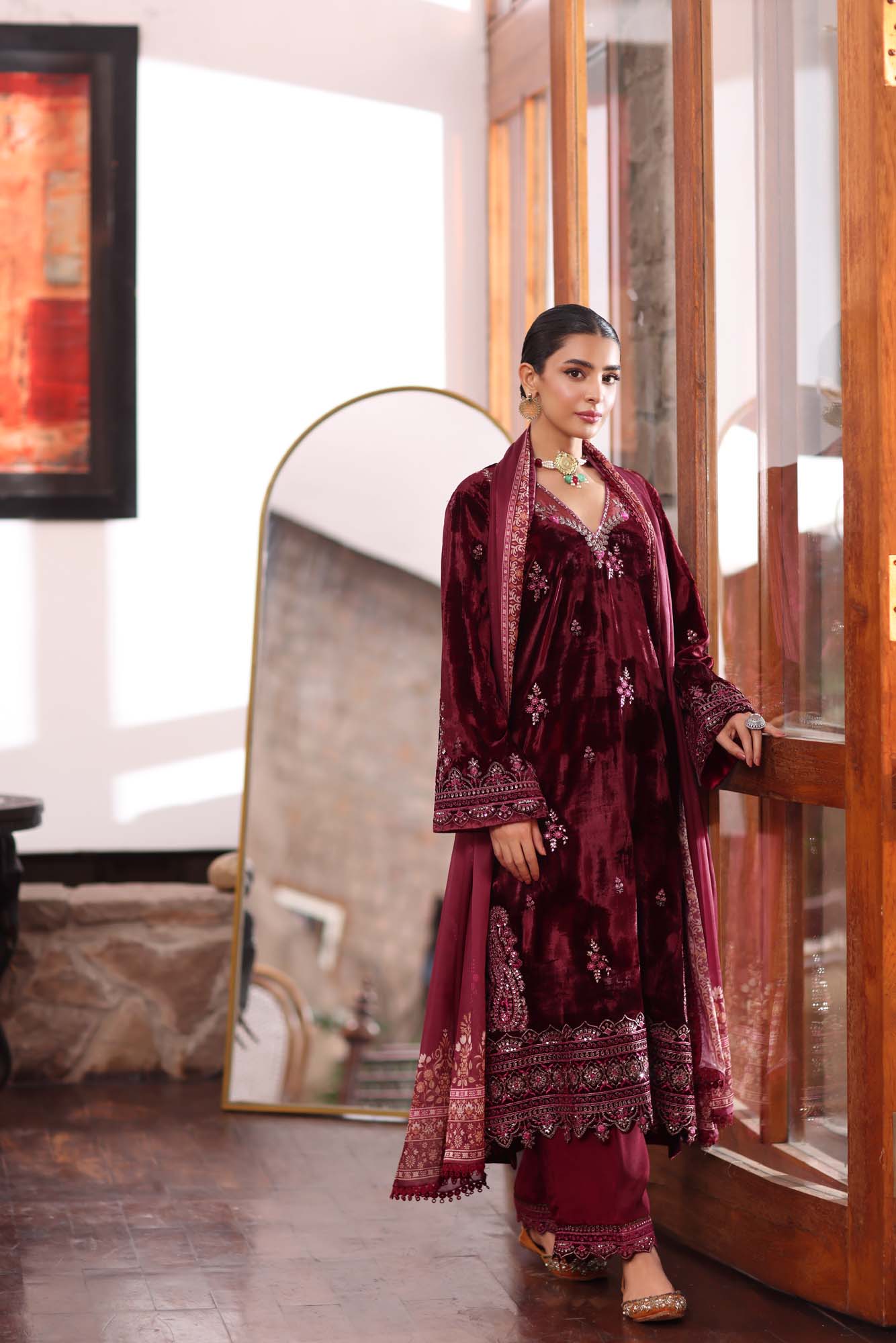 Noor by Saadia Asad | Suzaankari Winter 24 | D10