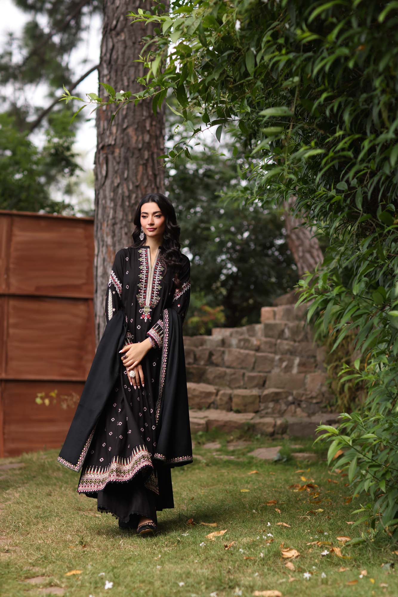 Noor by Saadia Asad | Suzaankari Winter 24 | D05