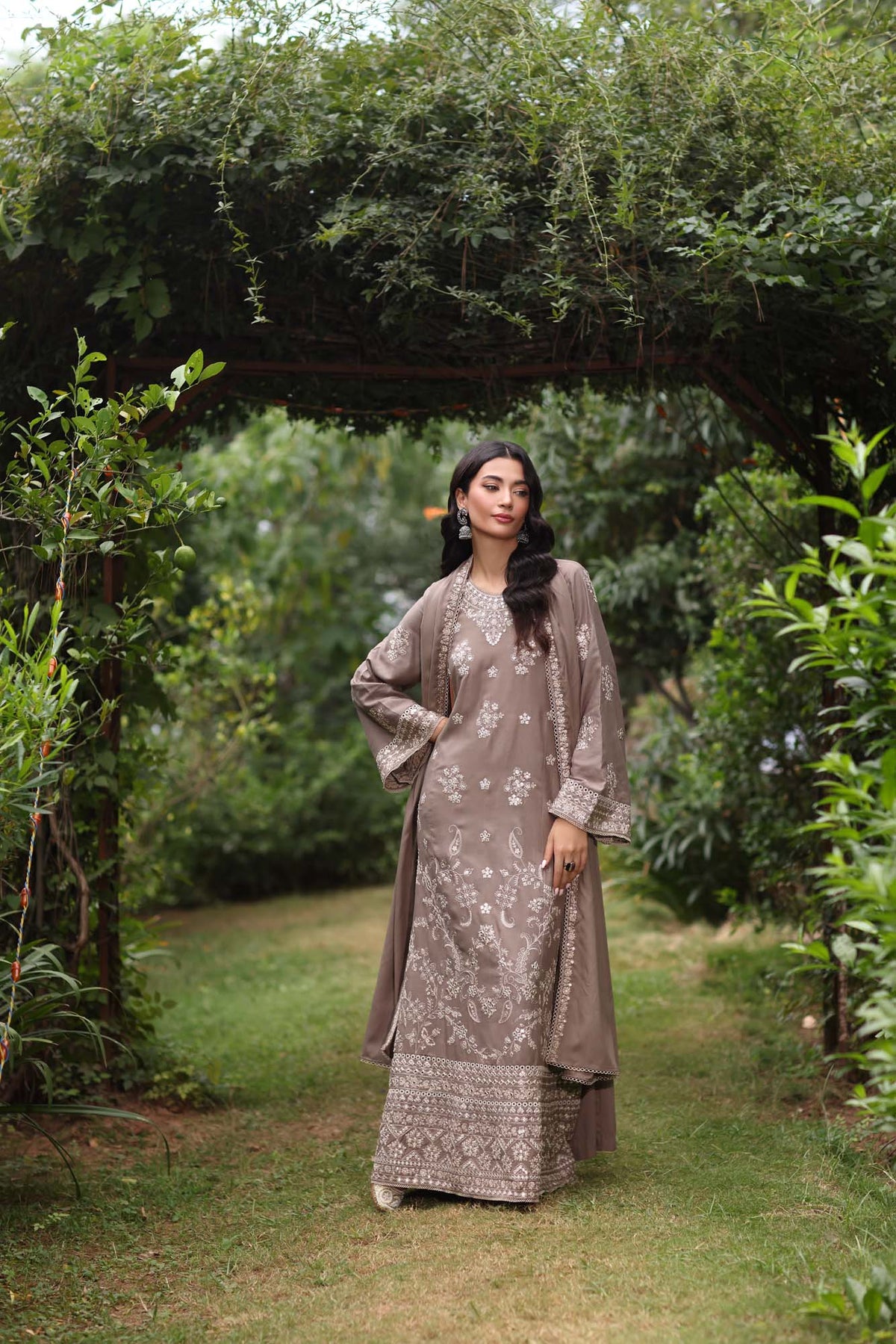 Noor by Saadia Asad | Suzaankari Winter 24 | D02