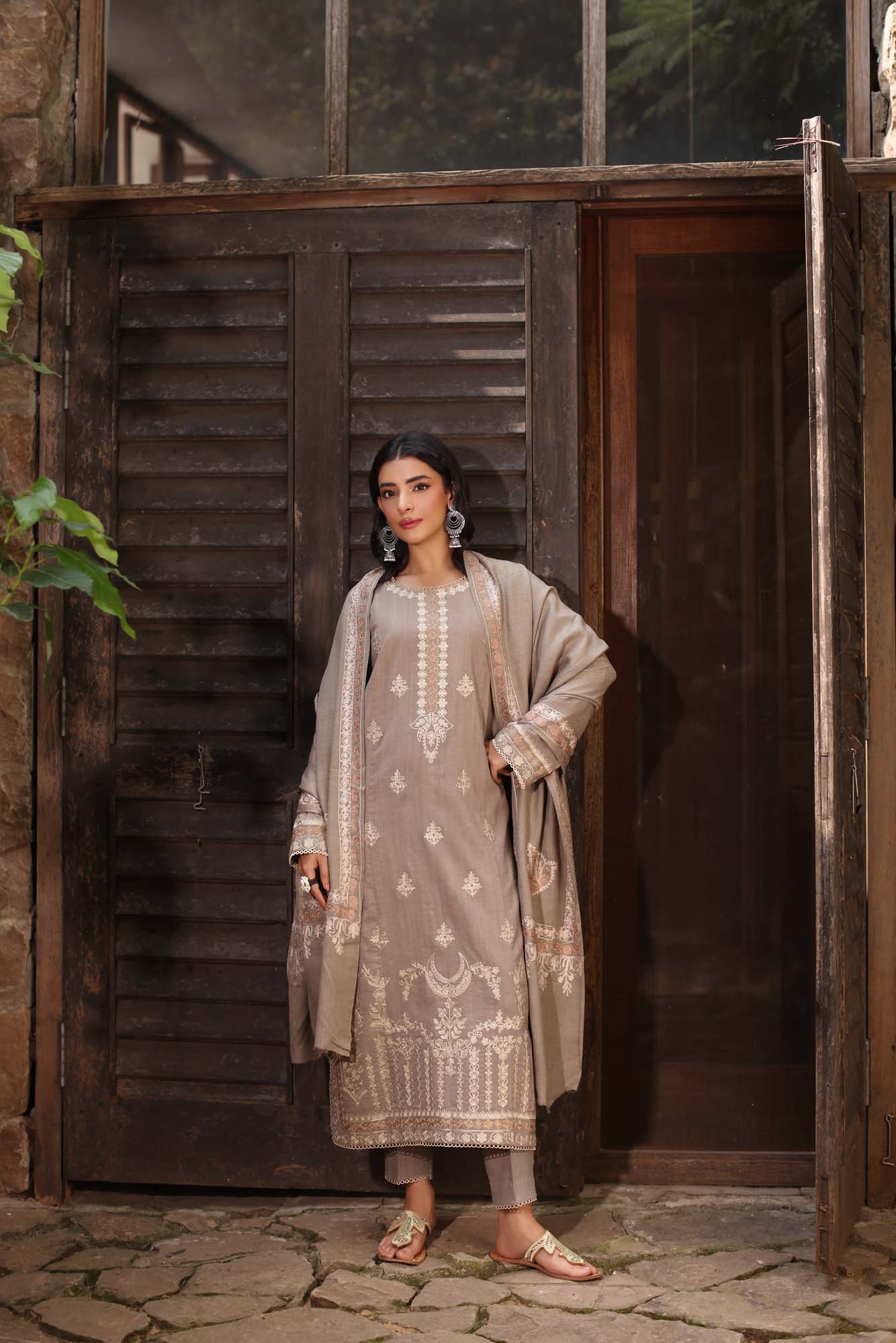 Noor by Saadia Asad | Suzaankari Winter 24 | D07